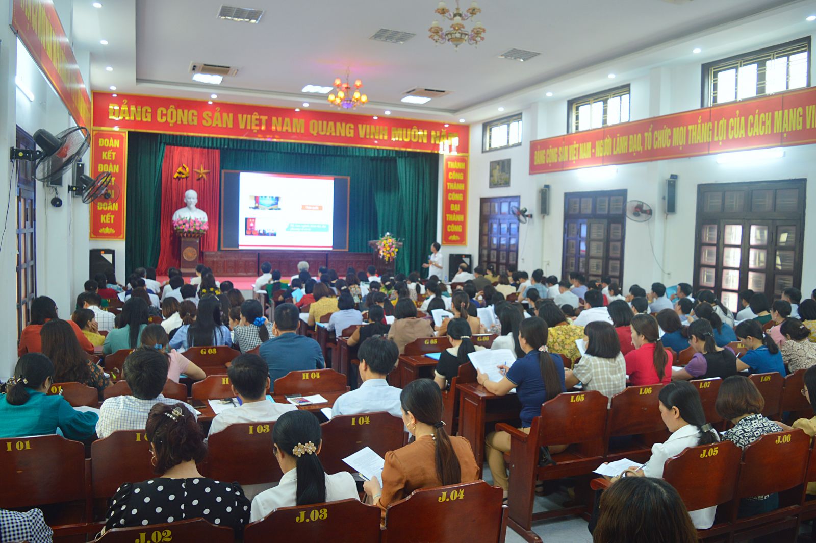 Lớp bồi dưỡng cũng nhấn mạnh quy trình và tiêu chí đánh giá